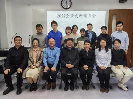 一群人站在一起合影描述已自动生成